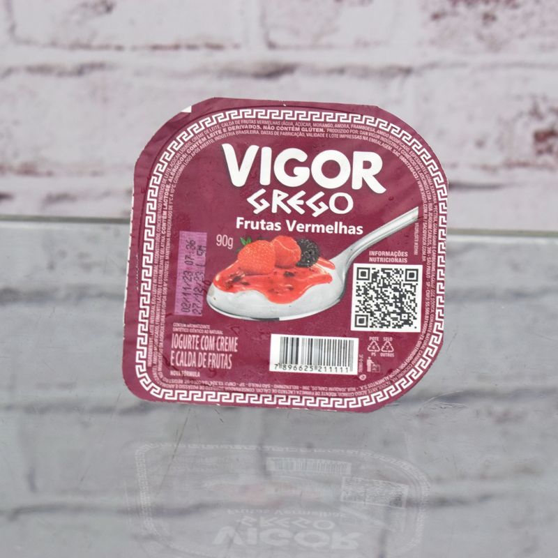 IOGURTE-GREGO-FRUTAS-VERMELHAS-1