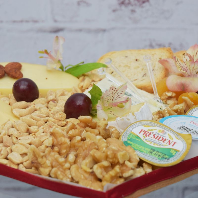 PLATTER-CORACAO-SABOR-DE-AMOR-COM-QUEIJOS-E-PETISCOS-5