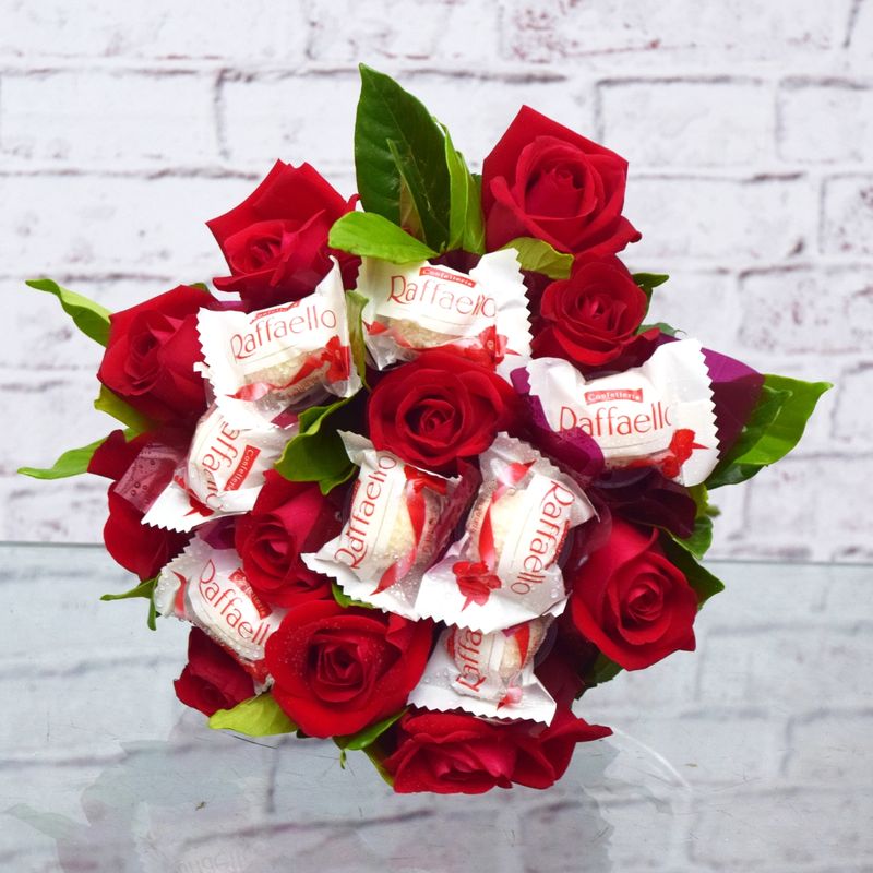 BUQUE-DOCE-RAFFAELLO-COM-ROSAS-VERMELHAS-2