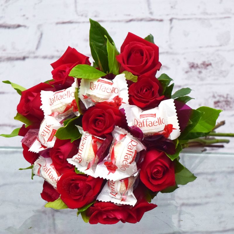 BUQUE-DOCE-RAFFAELLO-COM-ROSAS-VERMELHAS-3