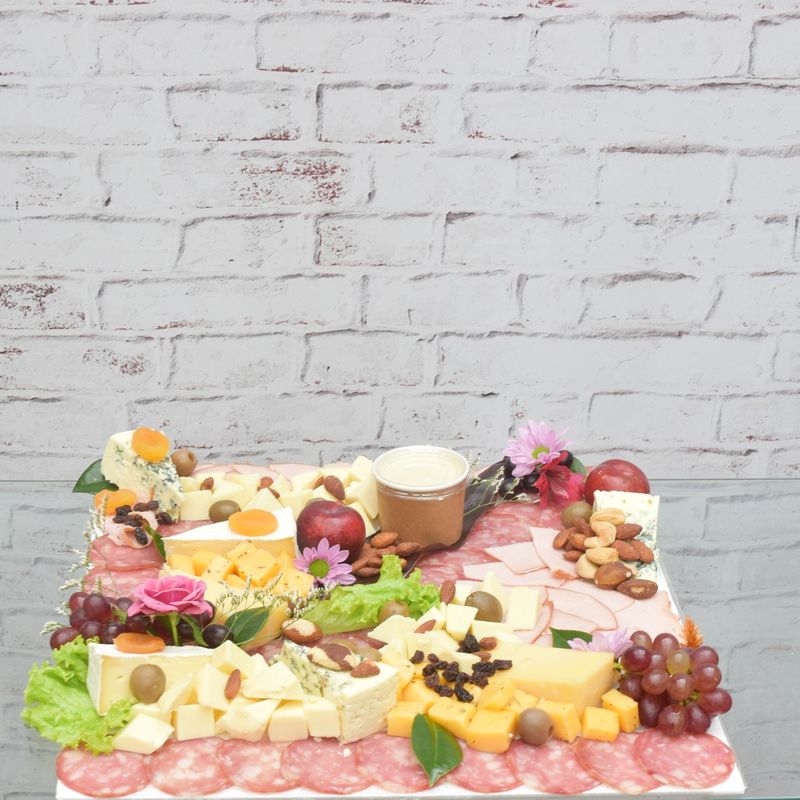 PLATTER-TABUA-COM-QUEIJOS-FRIOS-E-PETISCOS-PARA-AMIGOS-1