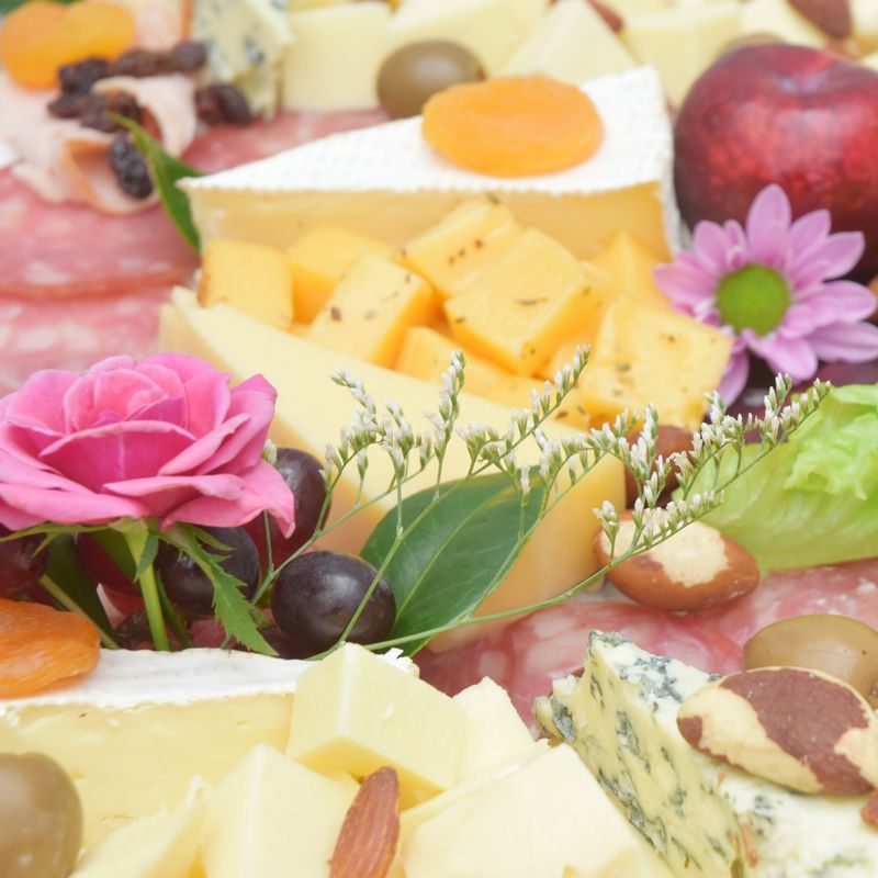 PLATTER-TABUA-COM-QUEIJOS-FRIOS-E-PETISCOS-PARA-AMIGOS-4