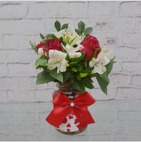 Suspiro do Amor Rosas e Astromélias