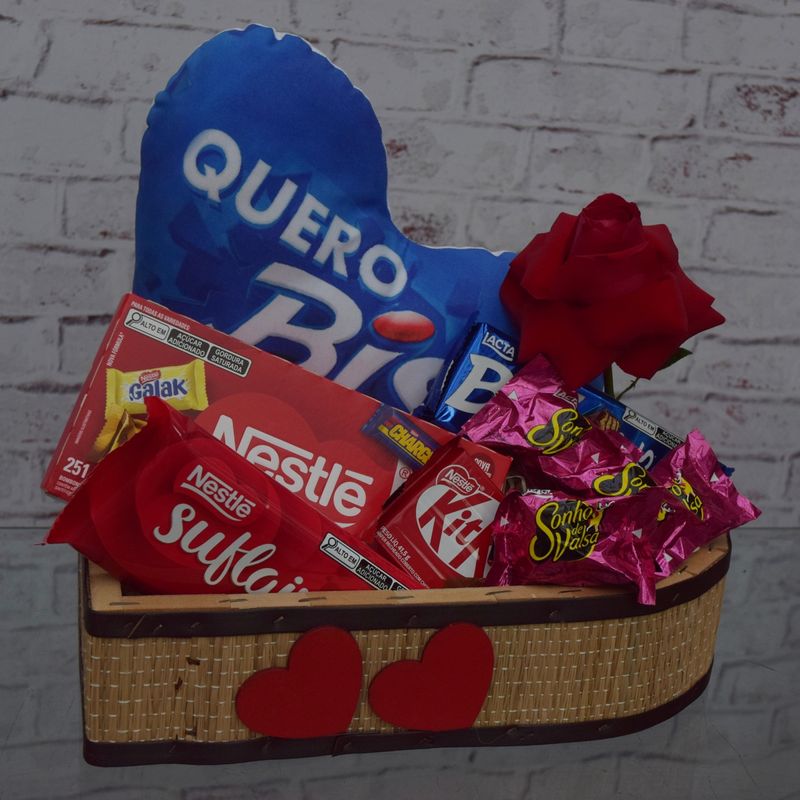 kit-almofada-coracao-bis-rosa-e-chocolates-voce-e-demais-1