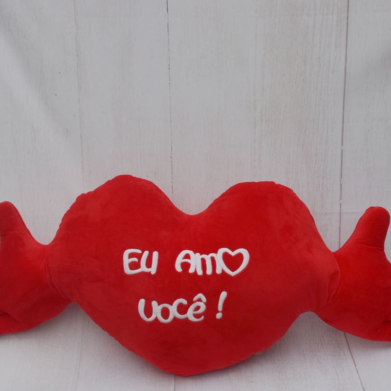 almofada-coracao-com-braco-gg-eu-amo-voce-1