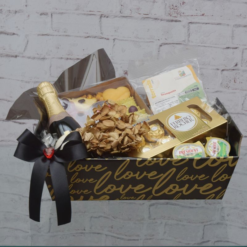 cesta-eu-amo-voce-com-mini-tabua-de-queijos-na-caixa-mini-chandon-e-ferrero-rocher-1