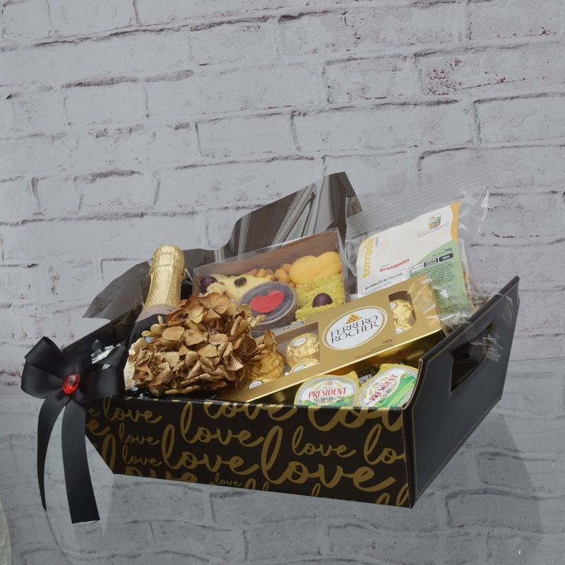 cesta-eu-amo-voce-com-mini-tabua-de-queijos-na-caixa-mini-chandon-e-ferrero-rocher-3
