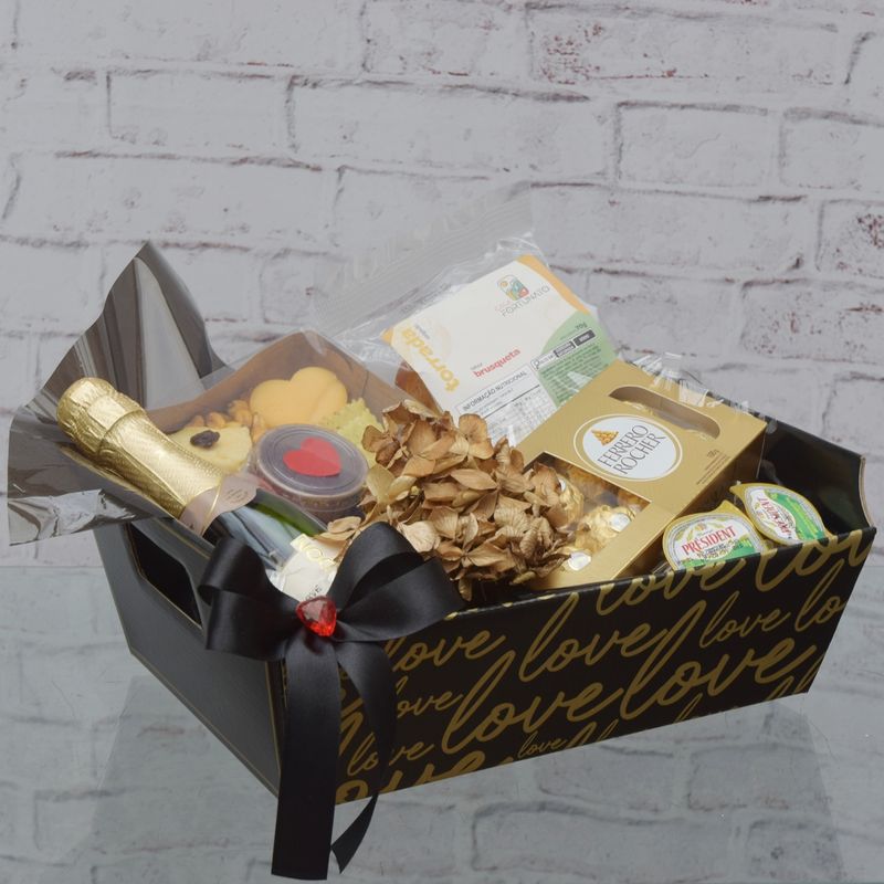 cesta-eu-amo-voce-com-mini-tabua-de-queijos-na-caixa-mini-chandon-e-ferrero-rocher-5