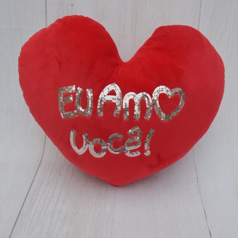 almofada-coracao-com-lantejoula-eu-amo-voce-1