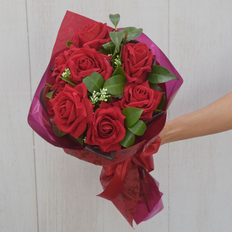 buque-maravil-1ha-8-rosas-vermelhas-permanentes
