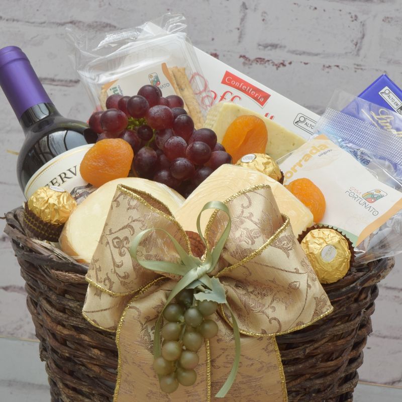 cesta-sofisticada-com-mix-de-chocolates-frutas-e-queijos-para-presentear-3