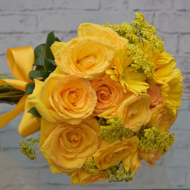 buque-maravilha-amarela-com-rosas-e-gerberas-1