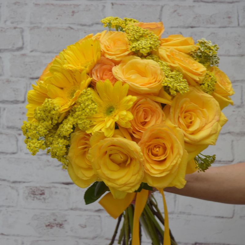 buque-maravilha-amarela-com-rosas-e-gerberas-2