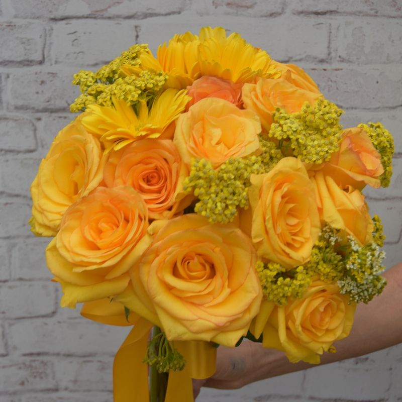 buque-maravilha-amarela-com-rosas-e-gerberas-3