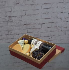 Cesta de Queijos e Vinho Para Uma Mulher Elegante