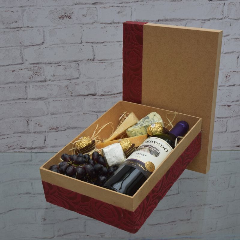 cesta-de-queijos-e-vinho-para-uma-mulher-elegante-4