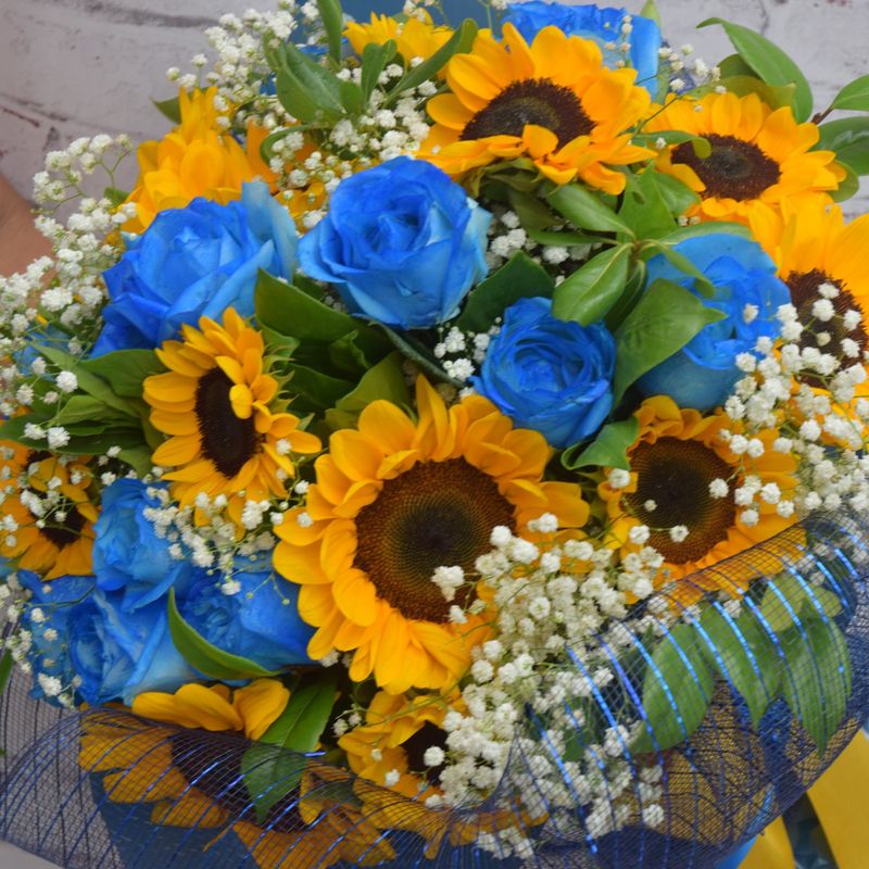 buque-de-girassois-e-rosas-azul-iluminado-4