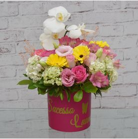 Arranjo de Gerberas Astromerias Hortencias para Homenagear Uma Jovem