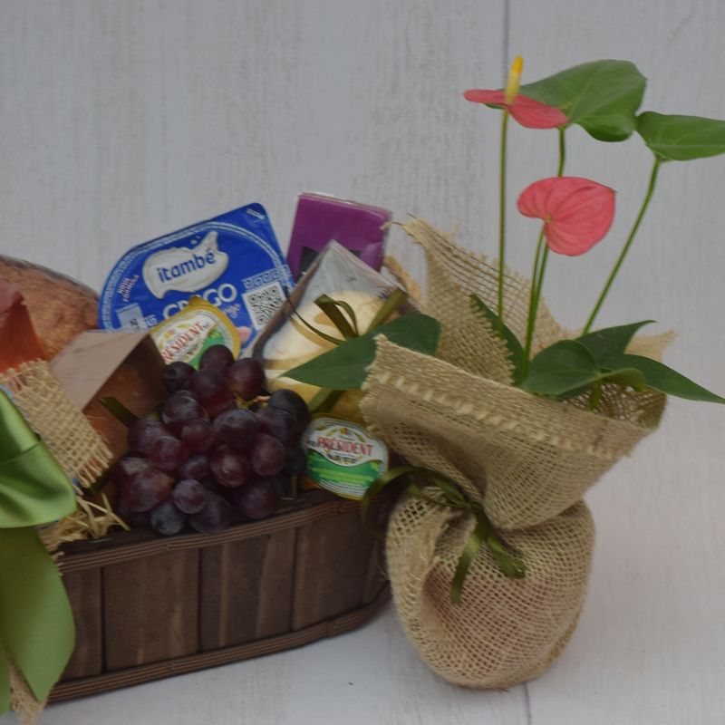 cesta-de-cafe-da-manha-com-suco-e-paes-para-encantar-4