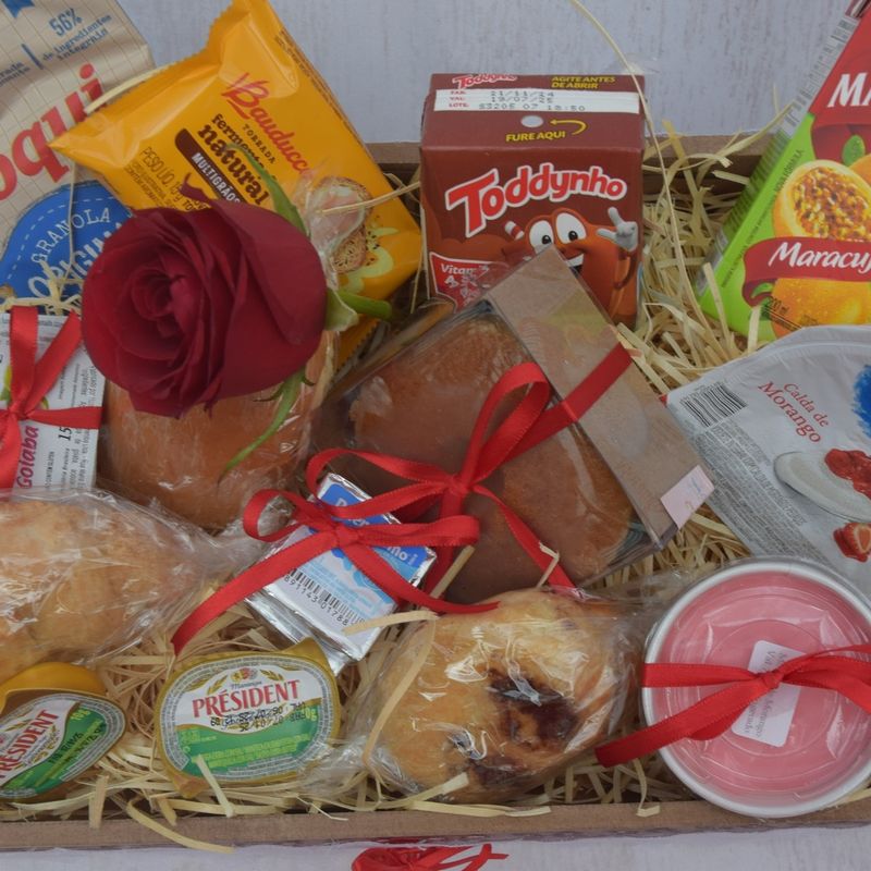cesta-de-cafe-da-manha-com-suco-queijo-bolo-paes-carinho-02.jpg