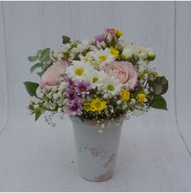 Vaso Branco Florido com Margaridas Delicadas