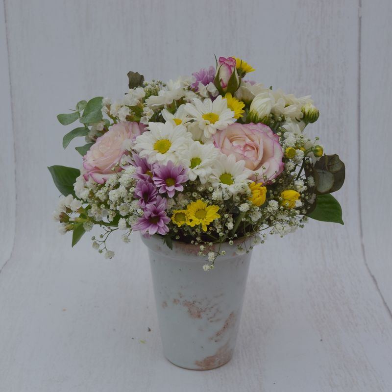 vaso-branco-florido-com-margaridas-delicadas-1.jpg