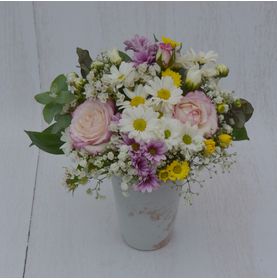 Vaso Branco Florido com Margaridas Delicadas