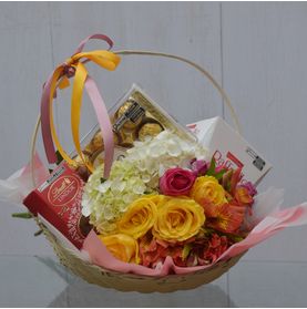 Cesta de Flores com Chocolates Para o Dia de Uma Mulher Especial