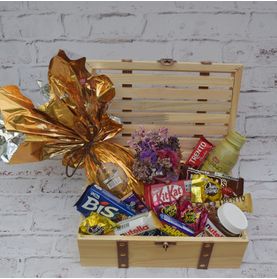 Cesta Feliz Páscoa com Ovo de Chocolate Arranjo de Flores Secas e Variedades de Chocolates
