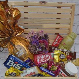 Cesta Feliz Páscoa com Ovo de Chocolate Arranjo de Flores Secas e Variedades de Chocolates