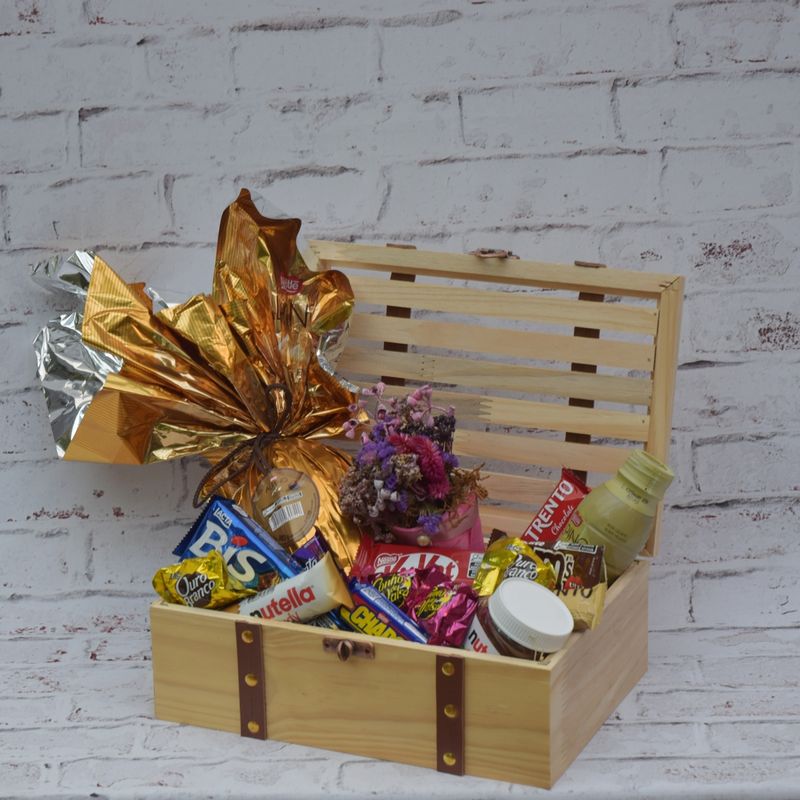 cesta-feliz-pascoa-com-ovo-de-chocolate-arranji-de-flores-secas-e-variedades-de-chocolates-3.jpg