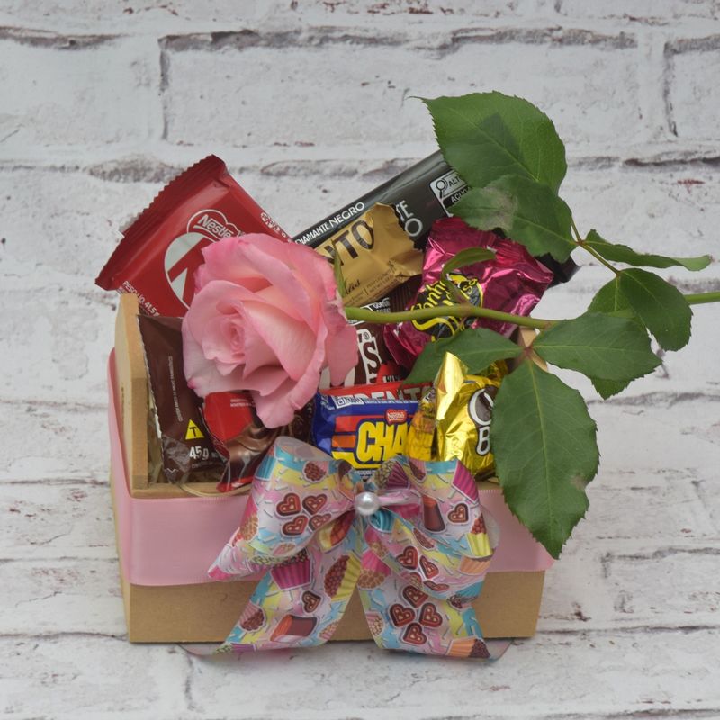 kit-com-barras-de-chocolate-e-bombons-deliciosos-com-rosa-1.jpg