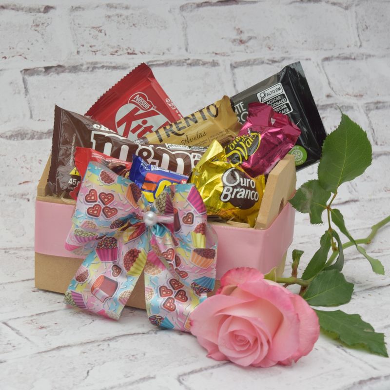 kit-com-barras-de-chocolate-e-bombons-deliciosos-com-rosa-4.jpg