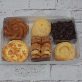 Caixa com Pão de Queijo Bolo e Outras Delícias