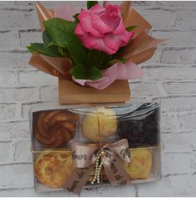 Caixa com Pão de Queijo Bolo e Outras Delícias para a Mamãe com Rosa Colombiana Pink e Balão