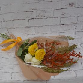 Mini Buque de Rosas Brancas e Amarelas para Uma Pessoa Generosa