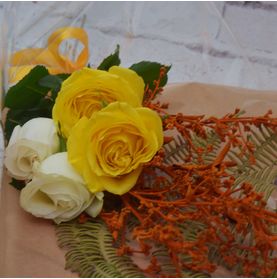 Mini Buque de Rosas Brancas e Amarelas para Uma Pessoa Generosa