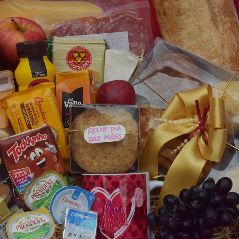BAU-DE-CAFE-DA-MANHA-COM-PAES-FRUTAS-BOLO-SUCO-E-MUITO-MAIS-PARA-A-MAMAE-COM-CANECA-E-ORQUIDEA-P-1-.jpg