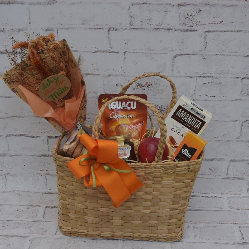kit-delicadeza-de-mae-na-sacola-de-taboa-com-flores-secas-geleia-suco-palmier-e-maca-1.jpg