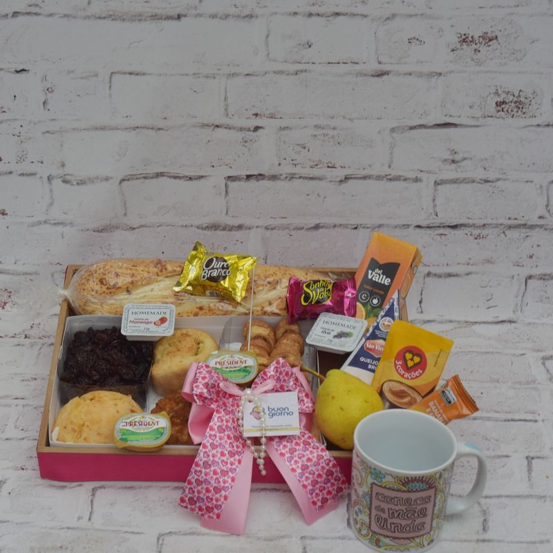 CESTA-DE-CAFE-DO-DIA-COM-PAO-QUEIJO-SUCO-E-FRUTA-PARA-A-MAMAE-COM-CANECA-1.jpg
