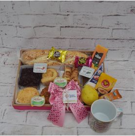 Cesta de Café do Dia com Pão, Queijo, Suco e Fruta para a Mamãe C/caneca