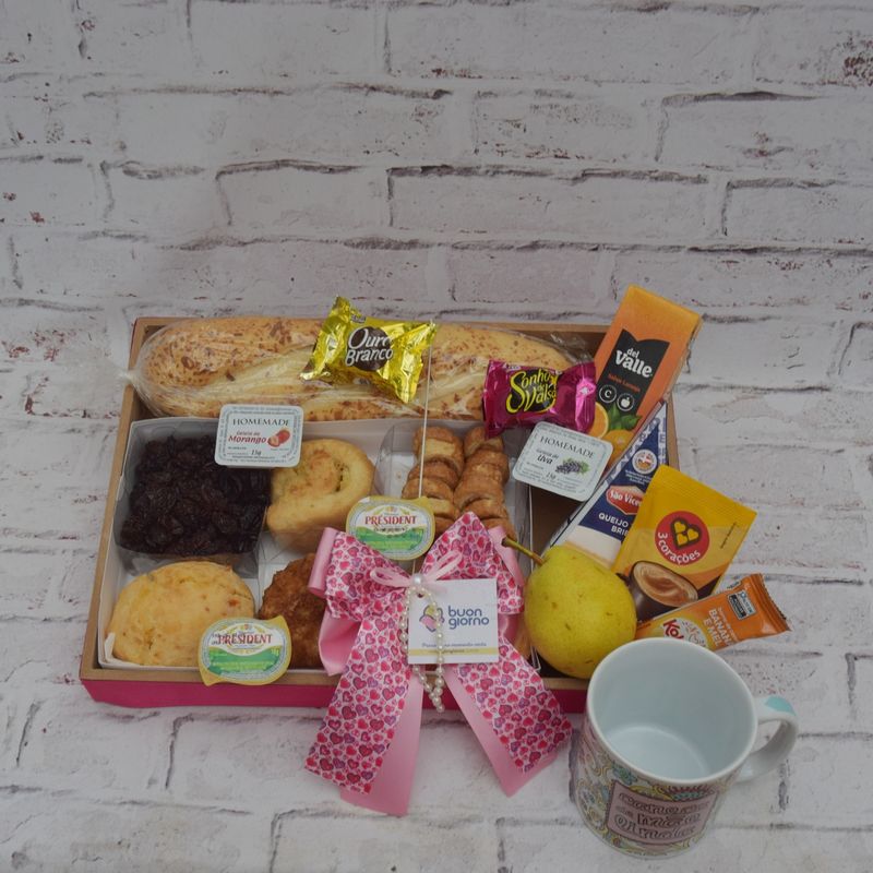 CESTA-DE-CAFE-DO-DIA-COM-PAO-QUEIJO-SUCO-E-FRUTA-PARA-A-MAMAE-COM-CANECA-2.jpg