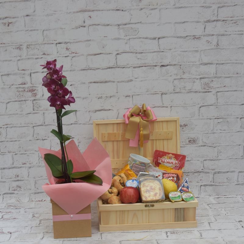 cesta-de-cafe-da-manha-para-o-dia-das-maes-com-bolo-suco-paes-queijos-e-frutas-para-ela-com-caneca-flor-e-balao-1.JPG