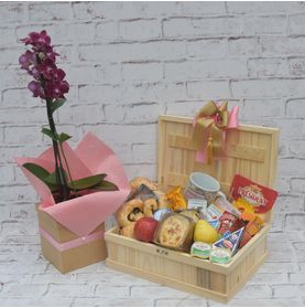 Cesta de Café da Manhã para o Dia Das Mães com Bolo, Suco, Pães e Queijos para Entregar para Ela C/ B+f+c
