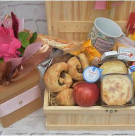 Cesta de Café da Manhã para o Dia Das Mães com Bolo, Suco, Pães e Queijos para Entregar para Ela C/colombiana Pink + Balão