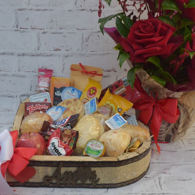 cesta-de-cafe-da-manha-com-paes-suco-bolo-e-chocolates-para-o-meu-amor-com-arranjo-de-colombianas-e-balao-4.JPG