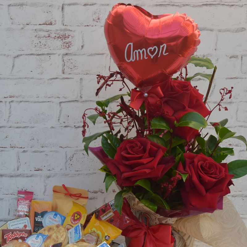 cesta-de-cafe-da-manha-com-paes-suco-bolo-e-chocolates-para-o-meu-amor-com-arranjo-de-colombianas-e-balao-6.JPG