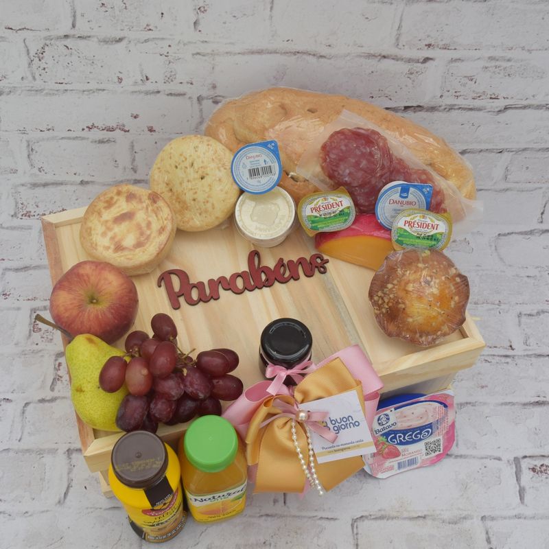 bau-de-cafe-da-manha-com-paes-queijo-e-frutas-sabor-de-parabens-6