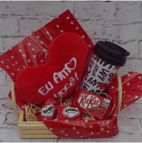 Kit com Almofada Coração Copo Termico e Chocolates com Amor para Entregar