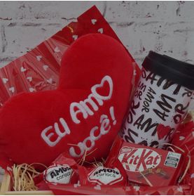 Kit com Almofada Coração Copo Termico e Chocolates com Amor para Entregar